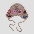 Détail du bonnet loli au crochet fait main avec motifs floraux et style bohème - Kaki