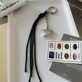 Porte-clés étoile Y2K avec pendentif en métal argenté et pompons noirs pour sacs - Noir