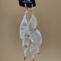 Detail of elegant mesh pearl teardrop tassel earrings with gold finish and hand-made charm - Silver Pin - Gold Silver Mesh Style