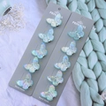 Detalle de diez pinzas para el cabello de mariposa azul degradado en tarjetas decoradas - 3# Pinzas de Mariposa Grandes - Juego de 10