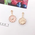 Pink daisy alloy flower pendant with gold frame and central pearl in variant style - Beaded Round Pink Flower (15x26mm)