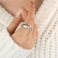 Anillo abierto geométrico minimalista plateado con dijes ajustables de gotas - Talla 7 (Ajustable) / Color Acero