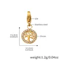 Detaillierte Nahaufnahme Lebensbaum-Anhänger in Gold mit Zirkon-Inlay und Karabiner - Zirkon Lebensbaum Anhänger / Goldener Zirkon Lebensbaum