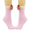 Detail der rosa Korallenvlies-Socken mit 3D-Rentierpuppe und weißem Plüschbesatz - Rentier mit rotem Hut / Lila