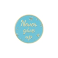 Pin en émail bleu avec texte doré Never Give Up et détails d'étoiles dorées - Style Bleu NEVER GIVE UP (XZ4200)