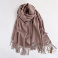 Sciarpa rosa antico effetto cashmere con eleganti frange su sfondo bianco pulito - Cachi Chiaro