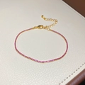 Dettaglio del bracciale tennis con zirconi rosa, catena dorata e chiusura a moschettone - Oro-Rosa Rosso