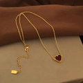 Elegante collar bañado en oro con colgante de corazón en resina roja y bordes de cuentas - Solo Collar Corazón