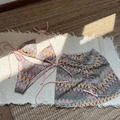 Flachbild-Detail eines dreiteiligen Strick-Bikini-Sets mit Regenbogen-Wellenmuster und Rock - S / Kaffeebraun
