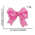 Detailansicht des rosa Schleife-Aufnäher mit Größenangaben von 6,1 cm x 5,7 cm - Rosa Schleife Aufnäher Stil 2