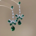 Dettaglio orecchini a fiocco in argento con zircone verde a goccia e pietre lucide - Orecchini-Perno in argento-Argento-Verde