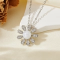 Détail du collier pendentif marguerite en argent avec une perle et des oxydes de zirconium - Collier Marguerite Perle Argenté T017