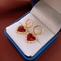 Elegante vergoldete Herzohrringe mit roten Steinen und Zirkonia in einer blauen Box - Gold