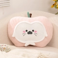 Cuscino peluche a forma di mela rosa con foca su un divano accogliente - 50cm (0.6kg) / Rosa