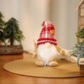 Detailansicht eines Weihnachtsgnoms mit Nudelholz auf einer Matte mit warmer Dekoration - Männliches Lebkuchen-Gnom-Ornament