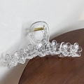Dettaglio della molletta per capelli a fiori da 13cm in acrilico con molla dorata - Bianco Trasparente