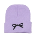 Bonnet en maille lavande pour femmes avec broderie nœud noir au style minimaliste chic - M (56-58cm) / Mauve Clair