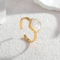 Anillo ajustable de acero inoxidable chapado en oro 18K con detalle de nácar blanco - Estilo de incrustación de concha (R749)