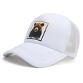 Witte ademende mesh trucker pet met een realistische bruine beer patch in 45 graden hoek - Verstelbaar / Bordeauxrood