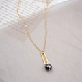 Chic Goldkette mit gehämmertem geometrischem Anhänger und einer dunkelgrauen Perle - Schwarzer Perlenstil