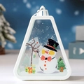 Detailansicht einer weißen Weihnachtslaterne mit Schneemann und Geschenkkorb Illustration - Weißer Schneemann