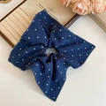 Détail d'un chouchou en tissu bleu marine avec motifs de cœurs blancs et surpiqûres - Chouchou Coeur Bleu Clair