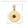 Dettaglio del ciondolo a sole in acciaio dorato 27x17mm con intarsio in pietra naturale marrone - Stile Girasole in Pietra Naturale Marrone (YF200-3)