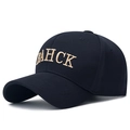 Dunkelblaue Baseballkappe mit goldener AHCK-Stickerei auf weißem Hintergrund - Verstellbar / Marineblau
