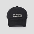 Detalle de gorra de béisbol de algodón negro con bordado Accomplish y visera curva - M (56-58cm) / Negro