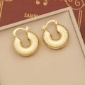 Elegante goldene gerippte Creolen mit strukturiertem Croissant-Design in einer Schmuckbox - Croissant Strukturierter Stil(6#) / Gold