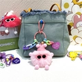 Llavero de monstruo de peluche rosa con etiqueta de corazón en mochila vaquera - Rosa