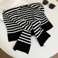 Piatto di una stola in maglia a righe bianche e nere con occhiali da sole e una rivista - Scialle a Righe Nere / Nero