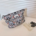 Detail der floralen Leinwand-Kulturtasche mit 'simple wish'-Label und Vintage-Muster - Vintage Schwarz Rot