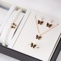 Exquise sieradenset met zwarte emaille vlinders en parels in een luxe geschenkdoos - Zwart
