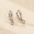 Pendientes de aro S925 de plata con colgante de circonita cúbica y detalle de borde de cuentas - Plata (Circonita Blanca)