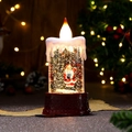 Détail d'une bougie LED de Noël avec scène du Père Noël dans un globe d'eau lumineux - Père Noël rouge avec cadeau