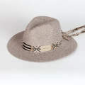 Dettaglio cappello di paglia intrecciata con fascia etnica e lunghe nappe decorative - Regolabile / caffè