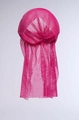 Detalle del turbante de malla fucsia con pedrería brillante y textura de tela con caída - Rosa Rojo