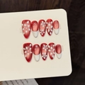 Unghie finte glitterate rosso vino con decorazioni floreali bianche e French tip set - XS / 10 Pezzi / Mandorla Media Bordeaux Occhio di Gatto