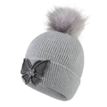 Dettaglio berretto grigio in maglia con pompon soffice e decorazione farfalla in strass - Adulto / Grigio chiaro