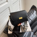 Sac carré noir à motif litchi avec bandoulière large en jacquard géométrique chic - Large Bandoulière Jacquard/Motif Litchi / Noir