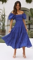 Detail van blauwe off-shoulder jurk met pofmouwen en gelaagde rok voor dames - S / Marineblauw
