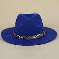 Détail du chapeau Fedora bleu en laine avec bande léopard et boucle en métal argenté - M (56-58cm) / Bleu