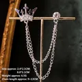 Dettaglio della spilla a corona argentata con catene a nappa e strass su supporto - Stile Nappa Corona d'Argento (TL24048)