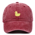 Gorra de béisbol de algodón burdeos lavado con bordado de pato amarillo en la frente - Ajustable / Burdeos