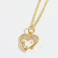 Détail du pendentif cœur doré avec motif mère-enfant en émail blanc et zircons - Mère Et Enfant S'embrassant Coeur