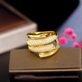 Detailaufnahme eines mehrlagigen Goldrings mit Zirkonblüte und Perle auf einer Schmuckbox - Gold