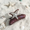 Haarklammer Seestern in Dunkelbraun mit Strasssteinen und Perle auf weißem Strandsand - H984-Dunkelbrauner Seestern