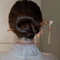 Elegant wooden hair stick featuring a white flower and golden tassel on a hair bun - Coffee Gold Flower Pearl Tassel Style (105#)