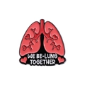 Emaille pin in de vorm van een long, koraalrood met tekst "WE BE-LUNG TOGETHER" op wit - Rode Longen Hart We Be-Lung Together